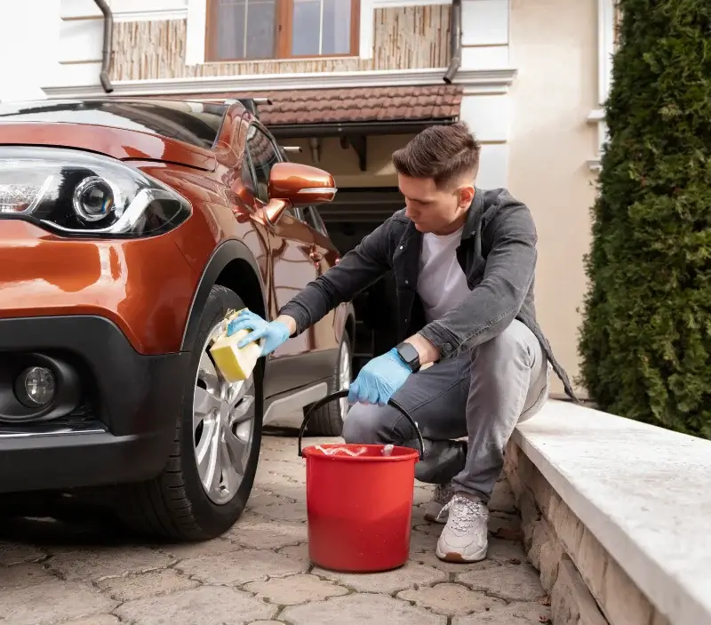 Lavage auto à domicile Courson-Monteloup : professionnel intervenant sur un véhicule